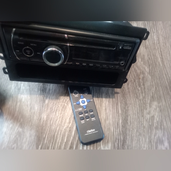 Clarion CZ100 Car stereo receiver with remote - Picture 4 of 9